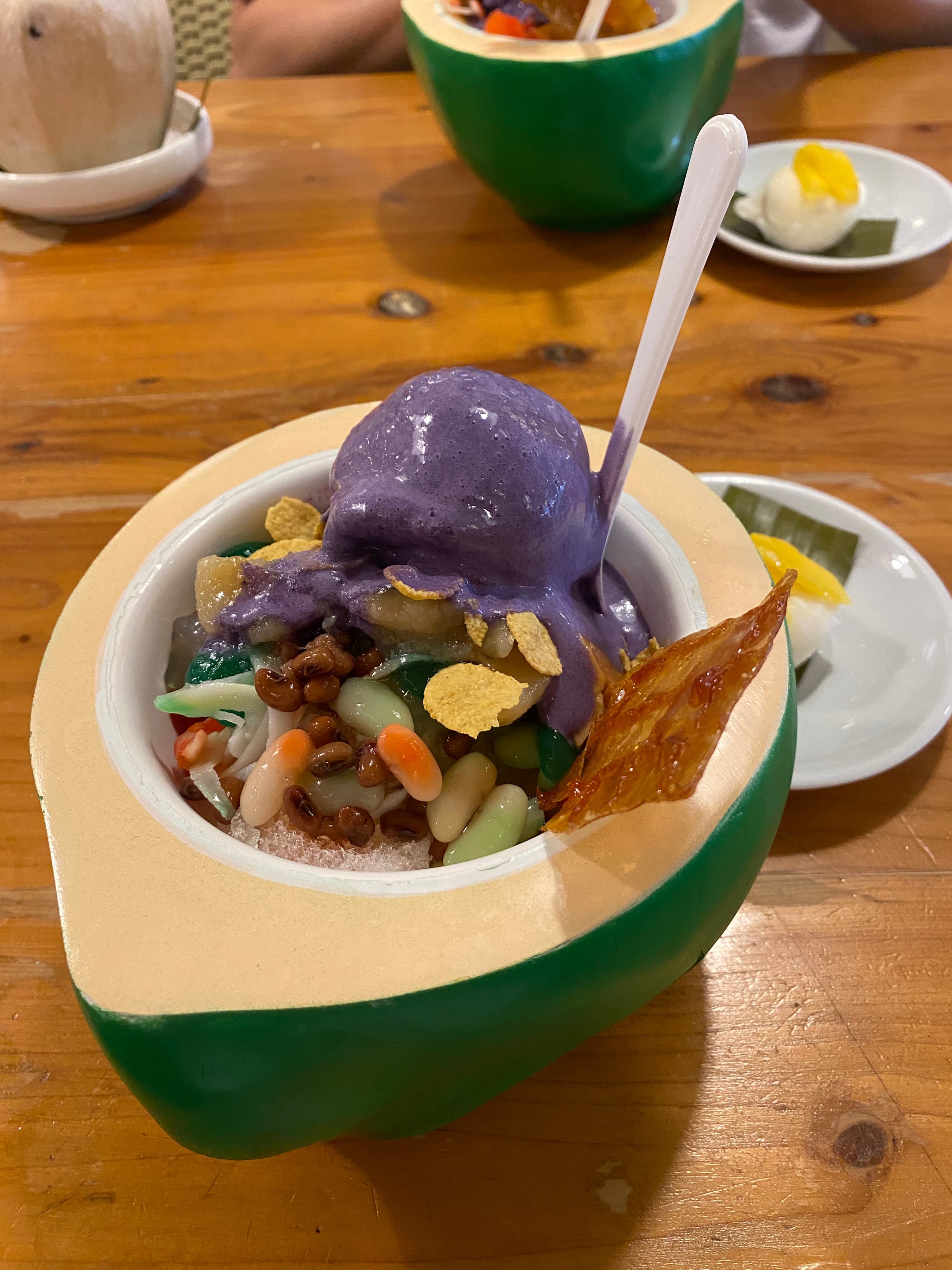 セブ島の店で食べた紫色のアイスがのったハロハロ