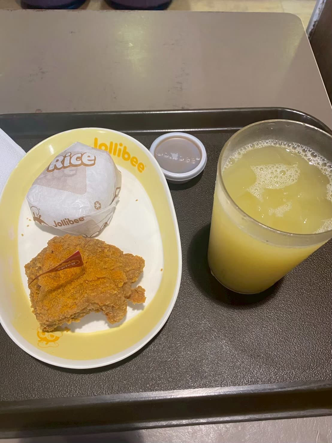 セブ島のジョリビーで食べた辛いチキンとライス、ドリンクのセット