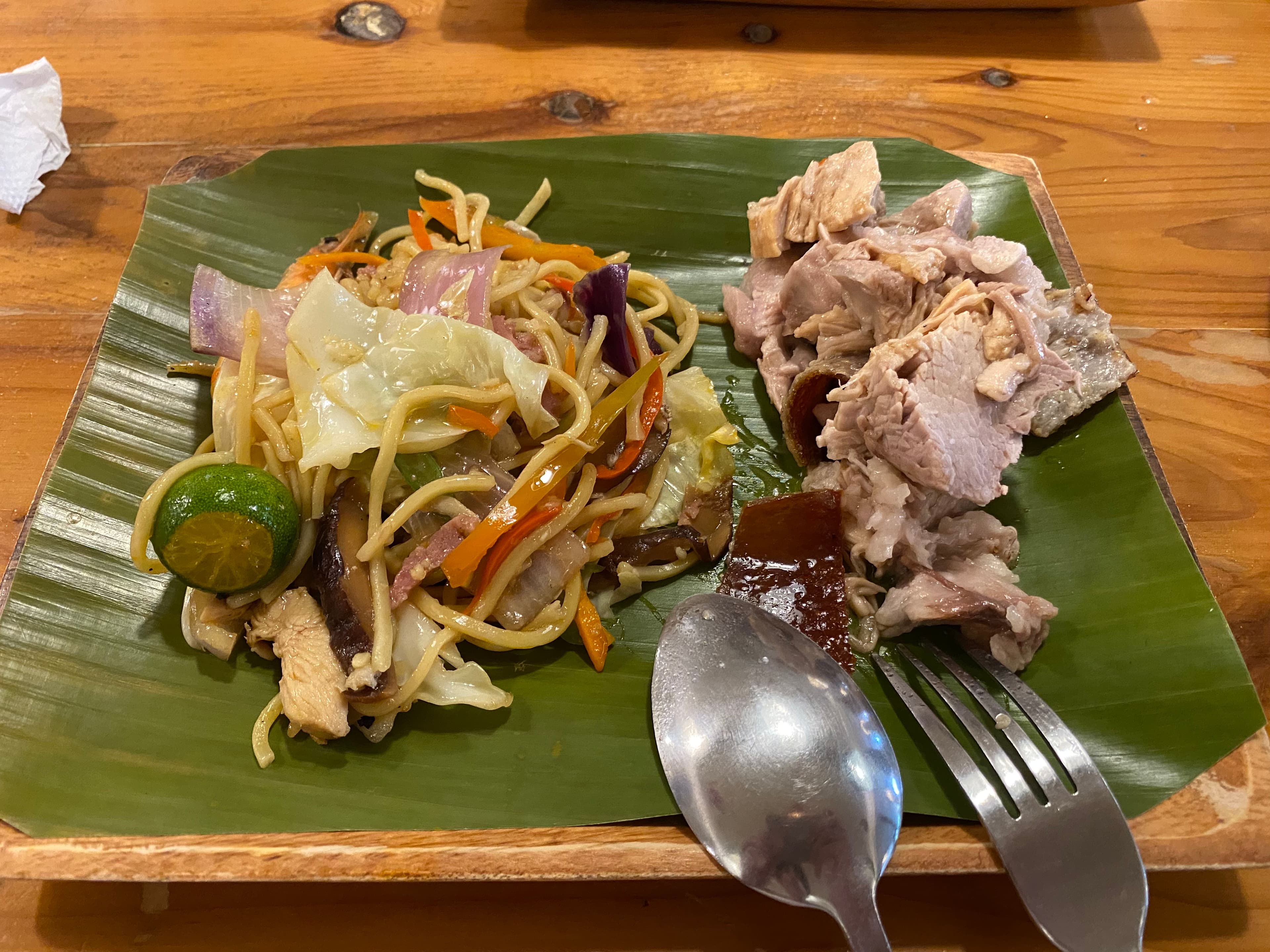 House of Lechonで食べたレチョンと麺料理のプレート