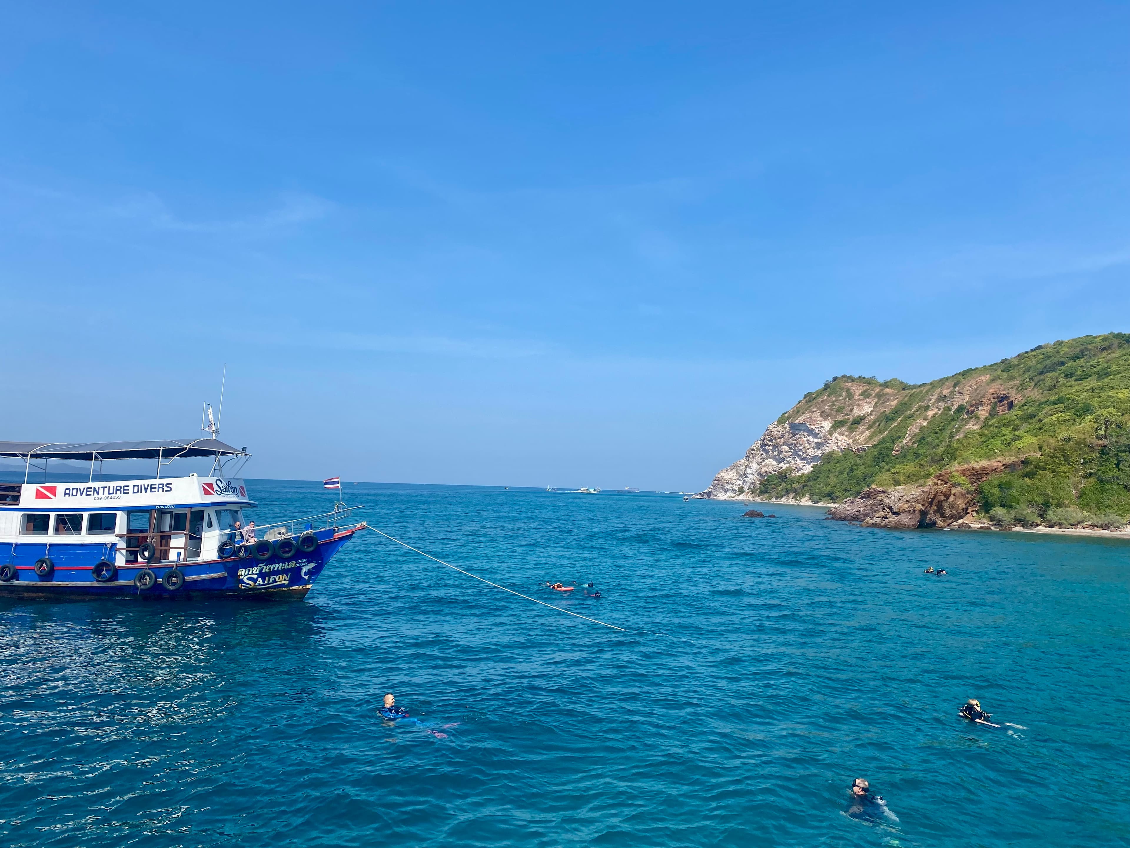 船での移動中に見たラン島周辺の海