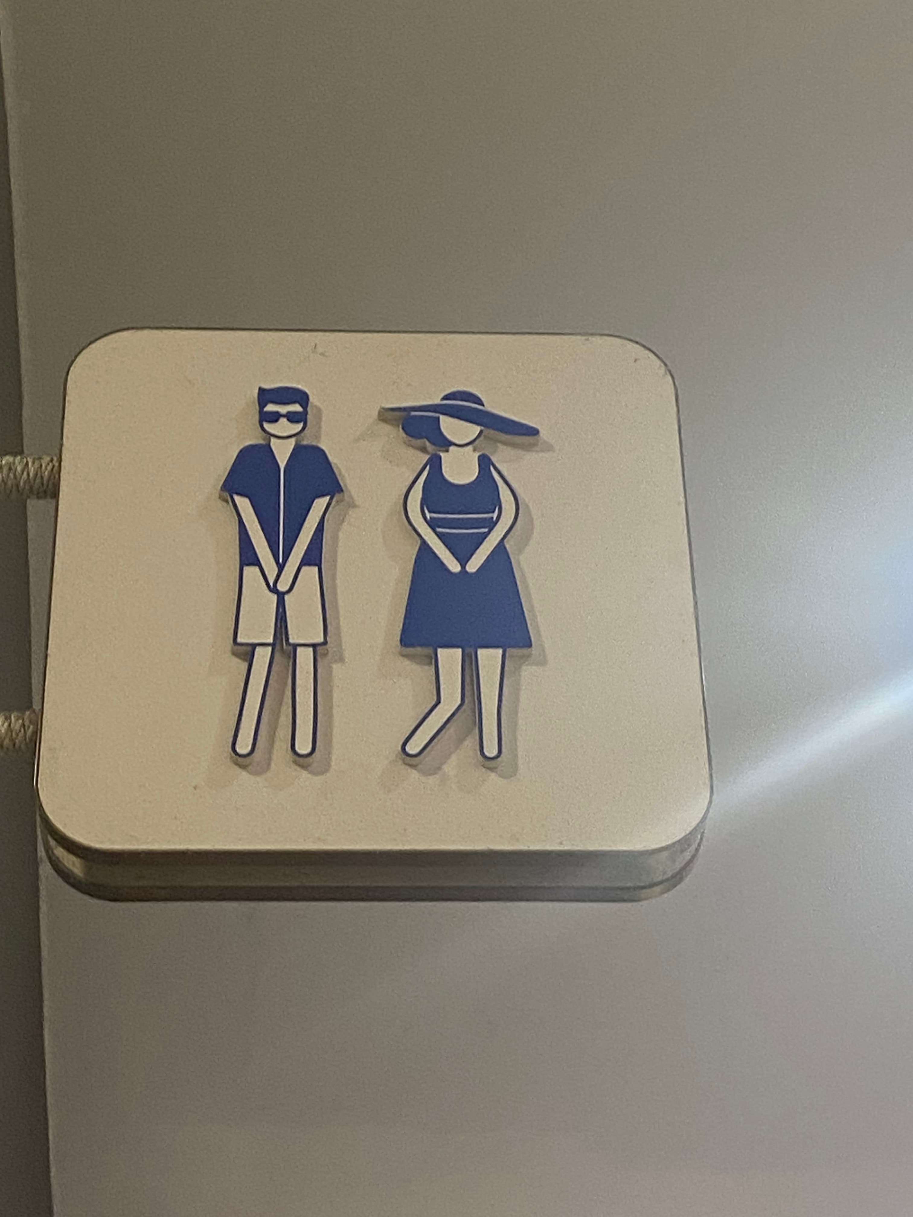 ドンムアン空港に着いた時に見たユニークなトイレ表示