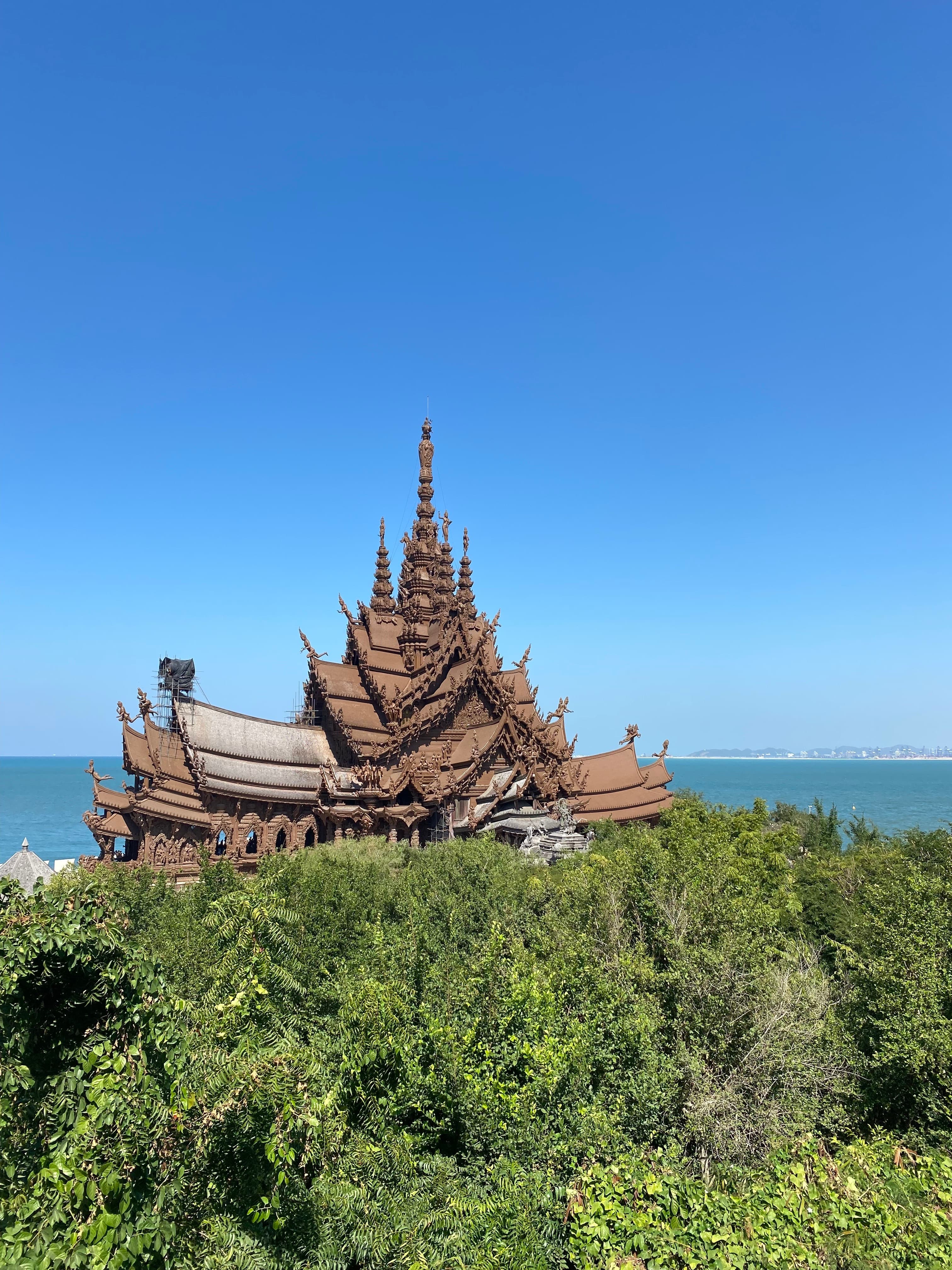 パタヤの海沿いから見た建物と街の景色
