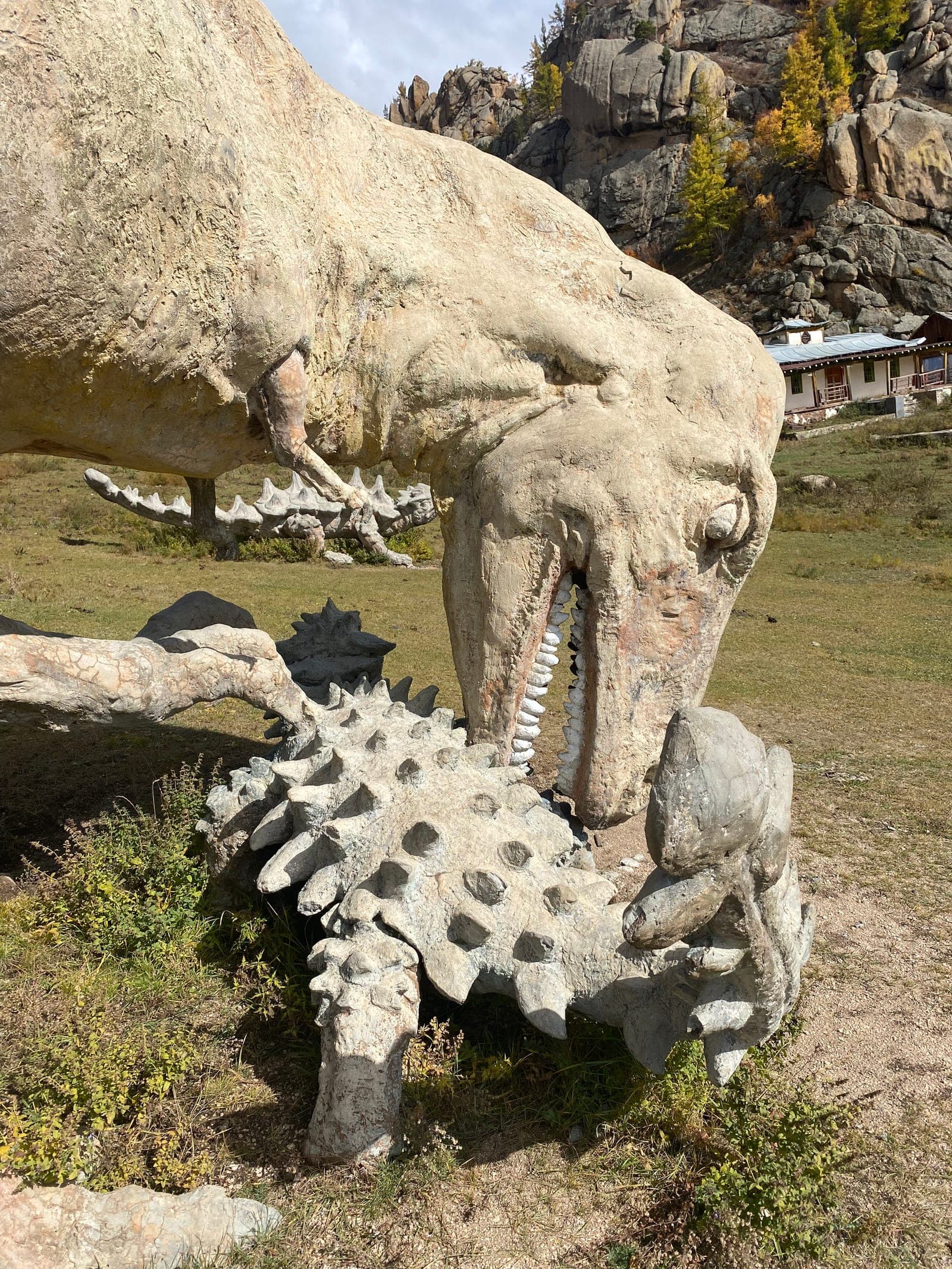 草原に並ぶ恐竜の模型